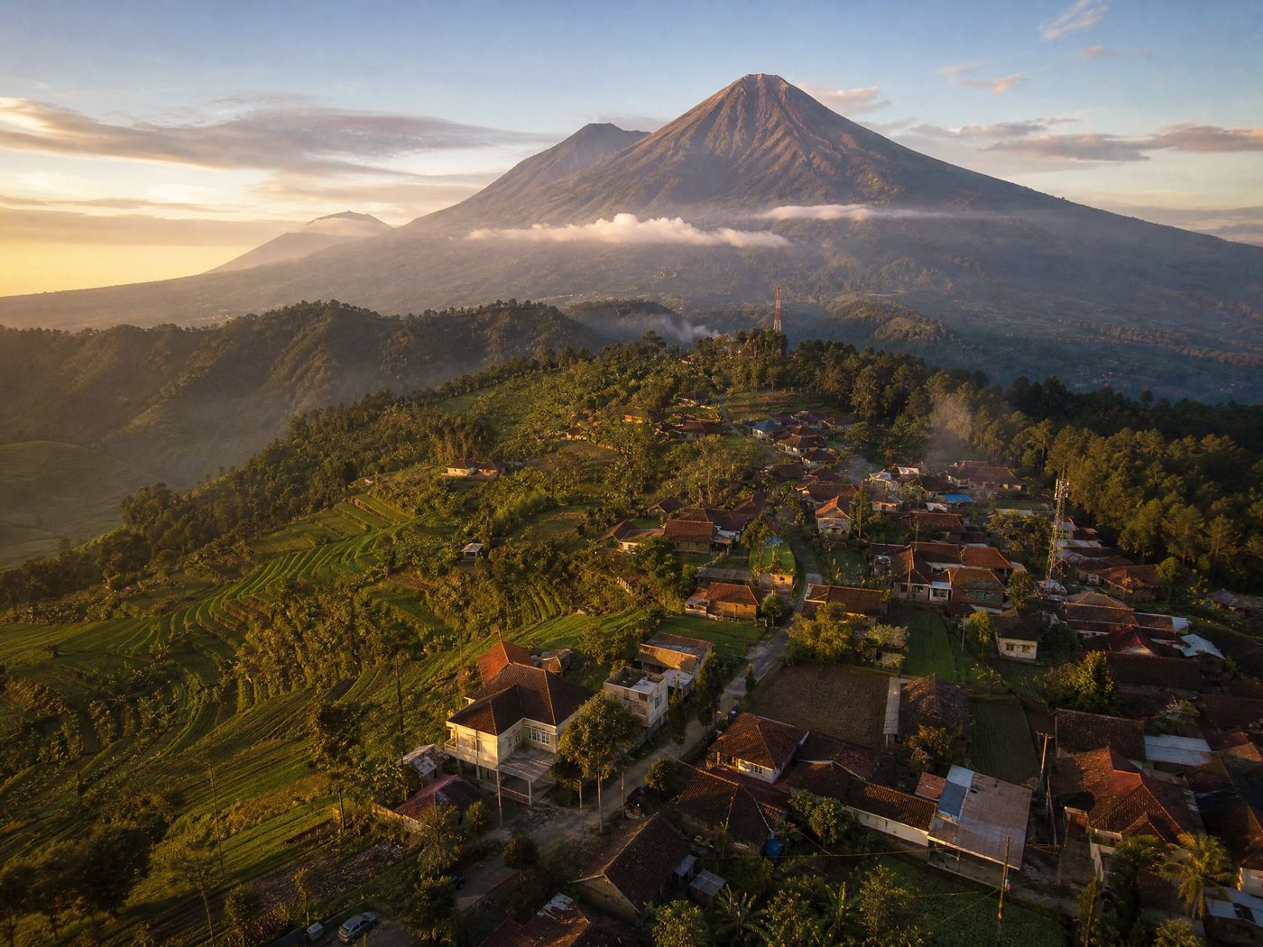 Panorama persawahan dan permukiman Desa Kentengsari